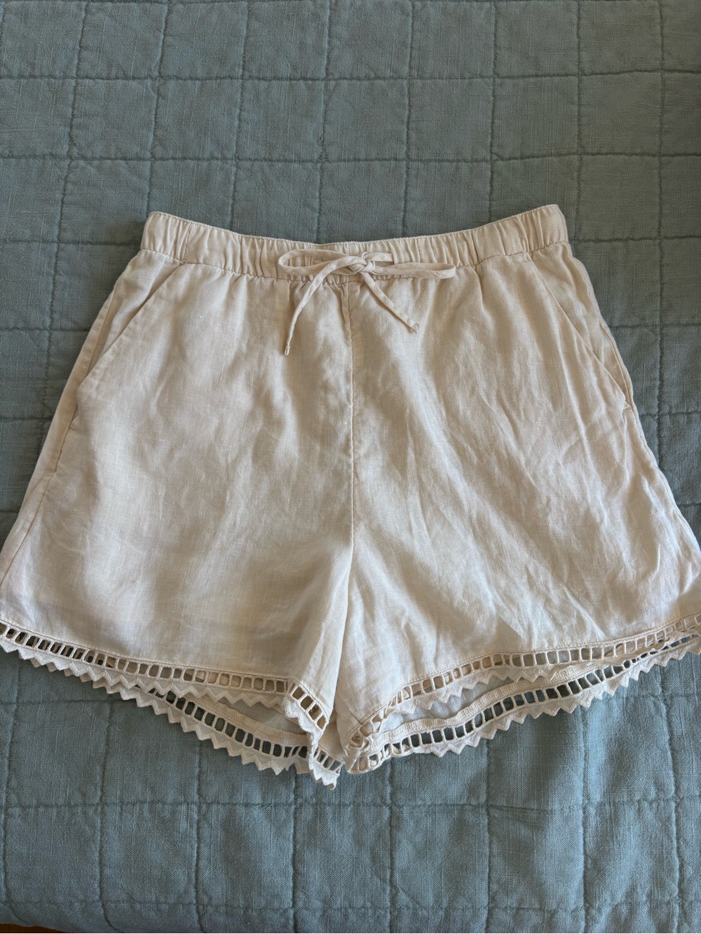 Abercrombie & Fitch Cream High-Waist Cotton Shorts with Lace Trim